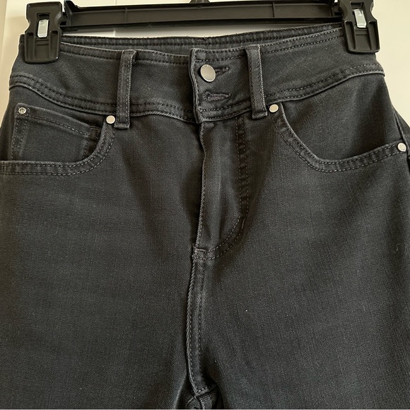 Guess woman’s skinny jeans for $20 - Picture 2 of 3